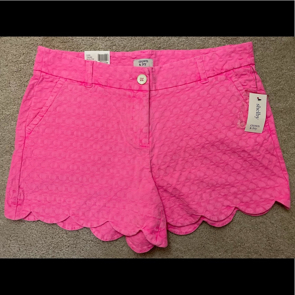 Crown & Ivy Shelby Scalloped Hem Shorts